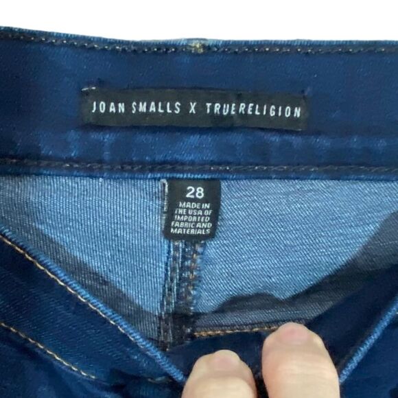 JOAN SMALLS X TRUE RELIGION - SIZE 28 - MID RISE, FLARE DARK WASH JEANS - B23 - Picture 6 of 14